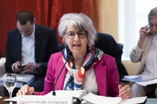 Accompagnée de représentants des cantons, la ministre de la justice Elisabeth Baume-Schneider a présenté vendredi les mesures en cours pour lutter contre la violence domestique.